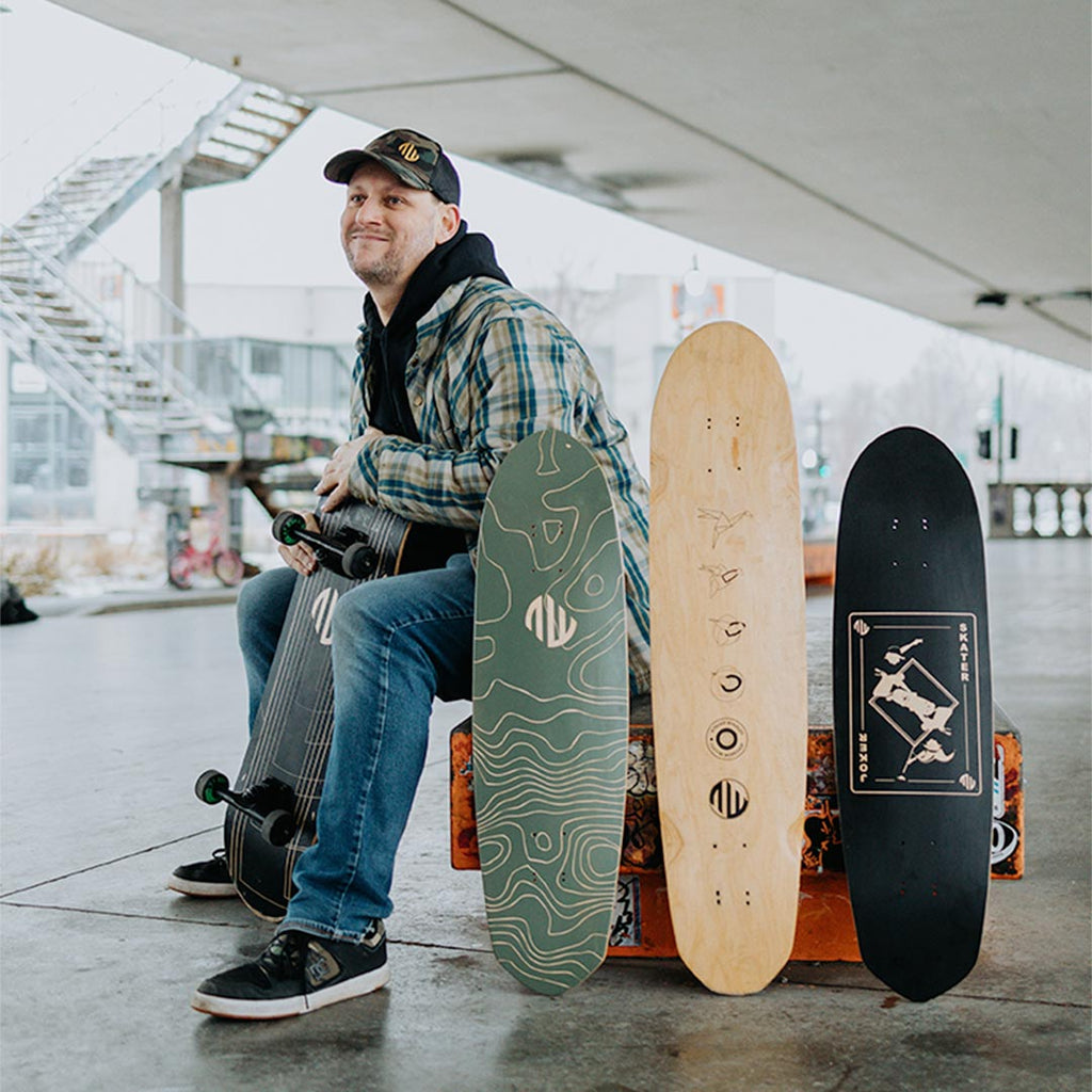 homme avec des planches walkley